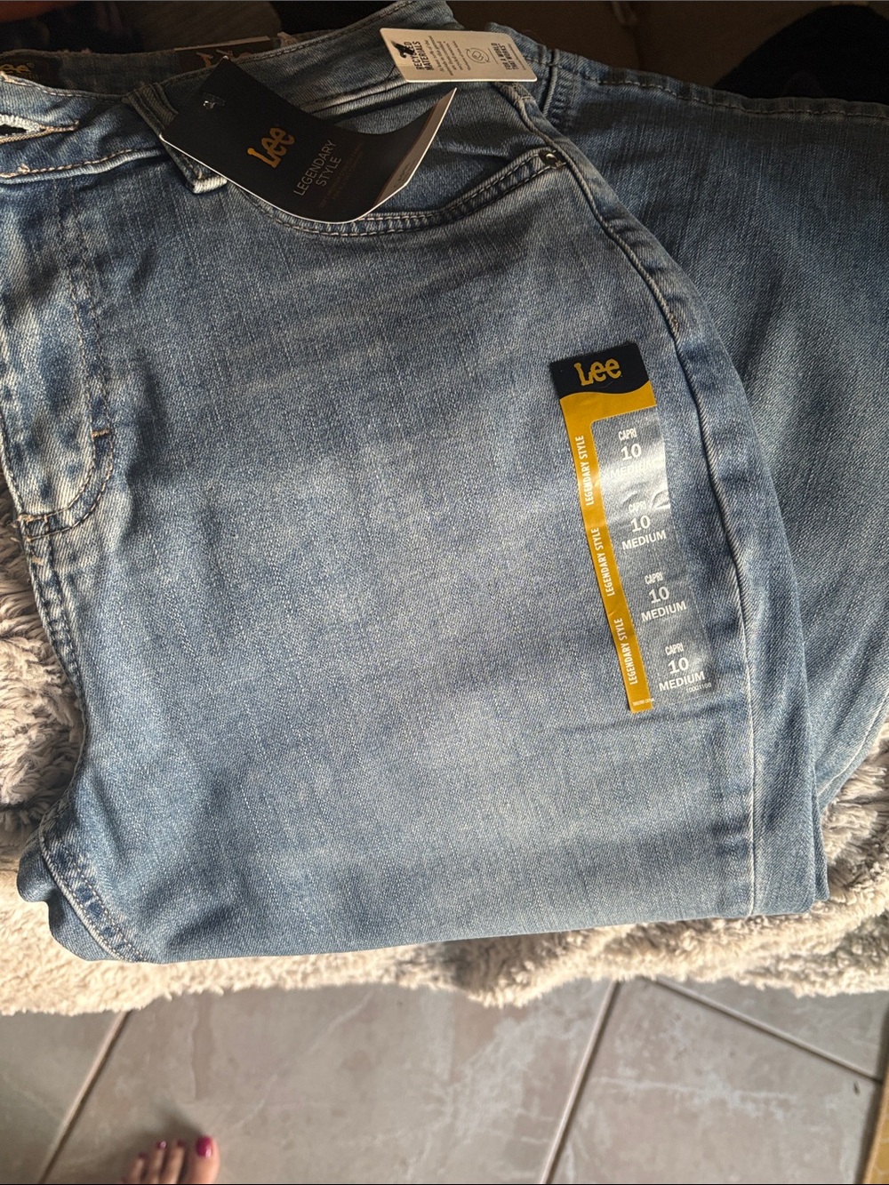Lee Womenโs Light Blue Relaxed capris Jeans